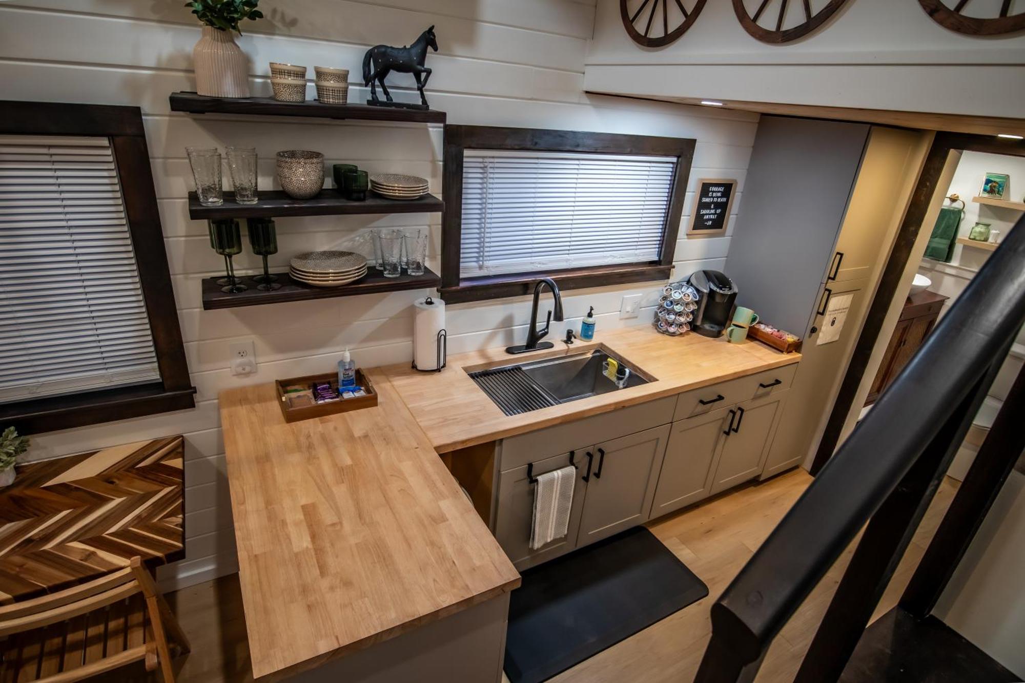 Unique Tiny Home Minutes From Downtown Елънсбърг Екстериор снимка