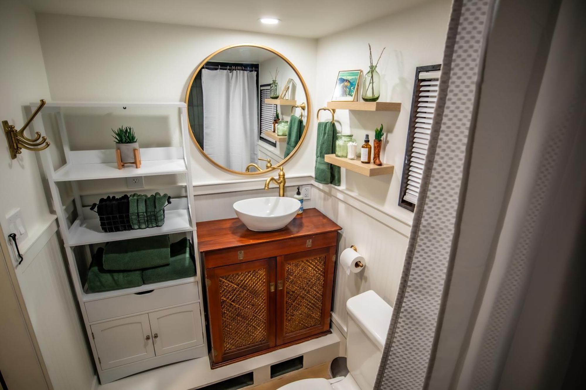 Unique Tiny Home Minutes From Downtown Елънсбърг Екстериор снимка